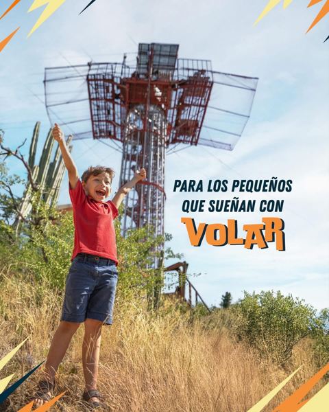 Niño emocionado frente a la torre de canopy